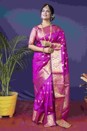 Look Pretty Wearing This Lovely Designer Saree