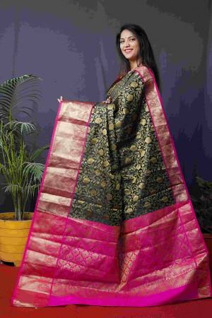 Look Pretty Wearing This Lovely Designer Saree