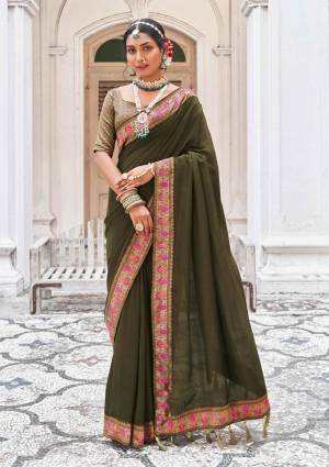 Look Pretty Wearing This Lovely Designer Saree