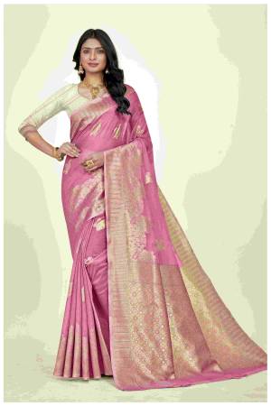 Look Pretty Wearing This Lovely Designer Saree