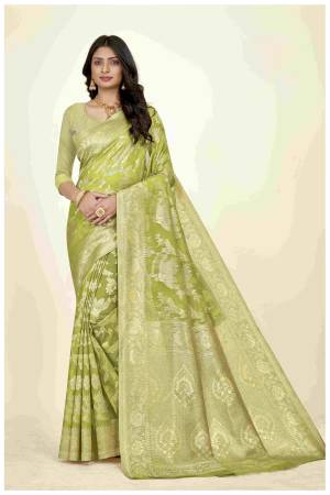 Look Pretty Wearing This Lovely Designer Saree