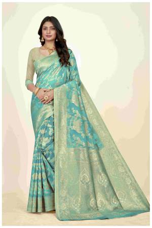 Look Pretty Wearing This Lovely Designer Saree