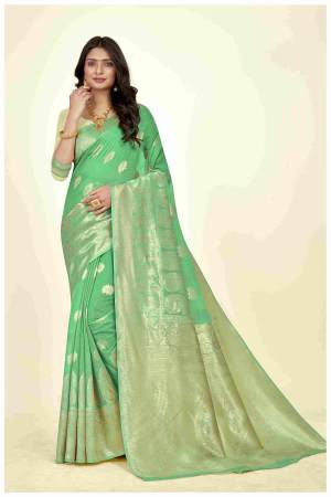 Look Pretty Wearing This Lovely Designer Saree