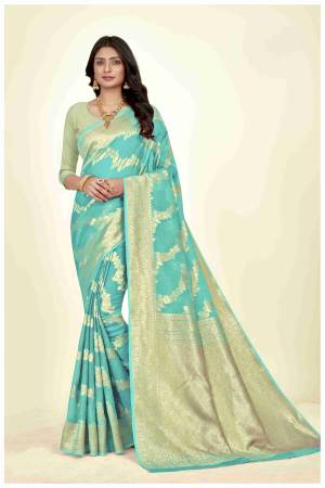 Look Pretty Wearing This Lovely Designer Saree