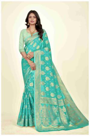 Look Pretty Wearing This Lovely Designer Saree