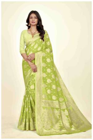 Look Pretty Wearing This Lovely Designer Saree