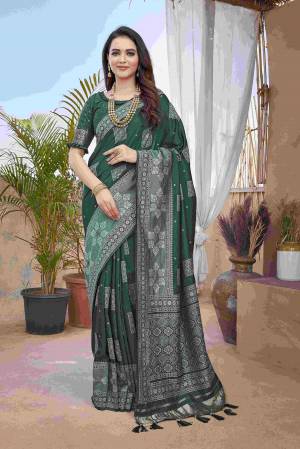 Look Pretty Wearing This Lovely Designer   Saree