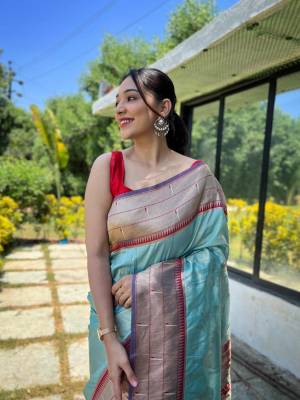 Look Pretty Wearing This Lovely Designer   Saree