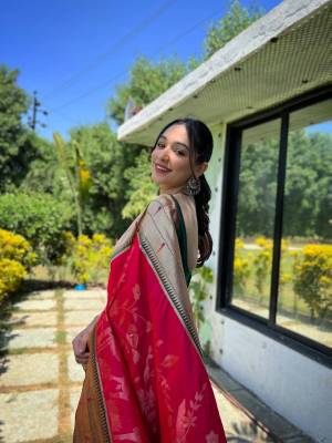 Look Pretty Wearing This Lovely Designer   Saree