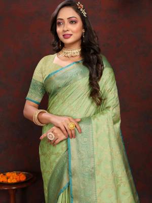 Look Pretty Wearing This Lovely Designer  Saree