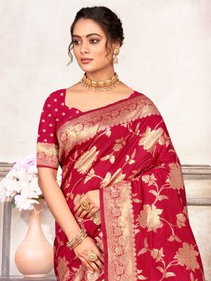 Look Pretty Wearing This Lovely Designer  Saree