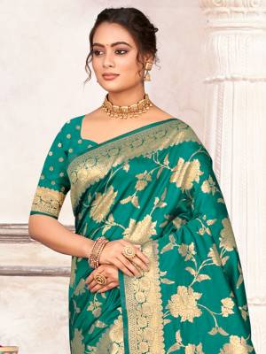 Look Pretty Wearing This Lovely Designer  Saree