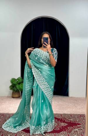 Look Pretty Wearing This Lovely Designer  Saree