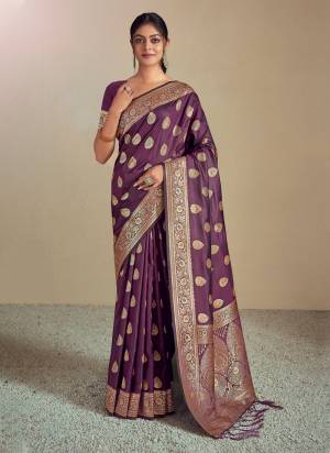 Look Pretty Wearing This Lovely Designer  Saree