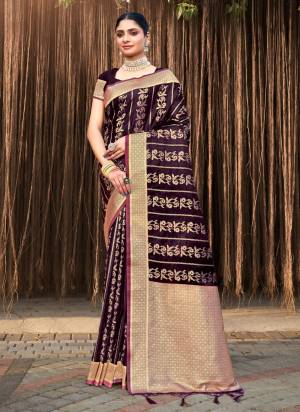 Look Pretty Wearing This Lovely Designer  Saree