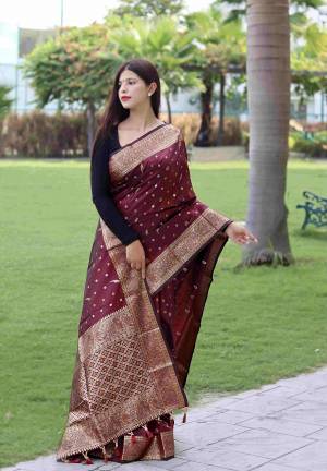 Look Pretty Wearing This Lovely Designer  Saree