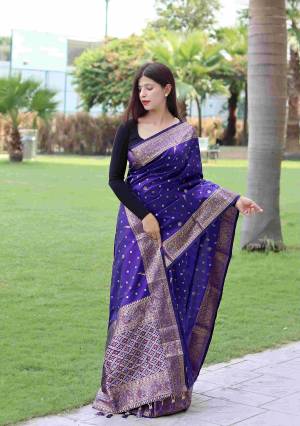 Look Pretty Wearing This Lovely Designer  Saree