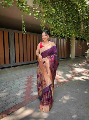 Look Pretty Wearing This Lovely Designer  Saree