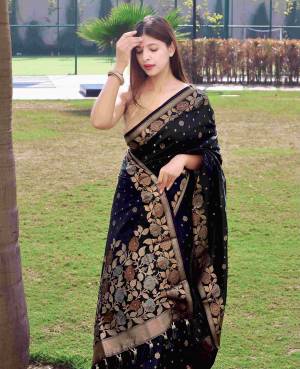 Look Pretty Wearing This Lovely Designer  Saree