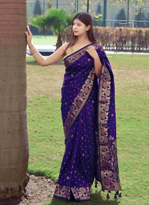 Look Pretty Wearing This Lovely Designer  Saree