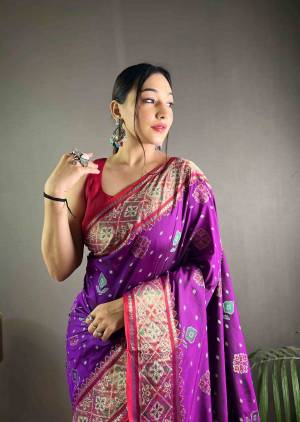 Look Pretty Wearing This Lovely Designer  Saree