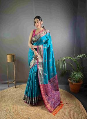 Look Pretty Wearing This Lovely Designer  Saree