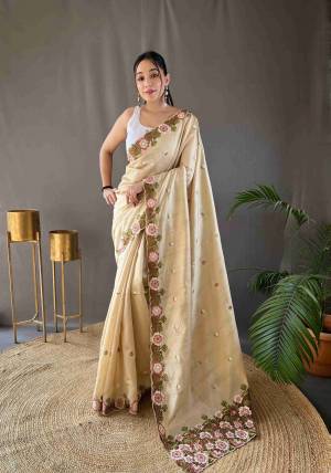 Look Pretty Wearing This Lovely Designer  Saree