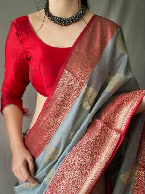 Look Pretty Wearing This Lovely Designer  Saree