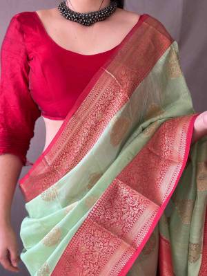 Look Pretty Wearing This Lovely Designer  Saree