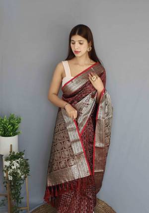 Look Pretty Wearing This Lovely Designer  Saree