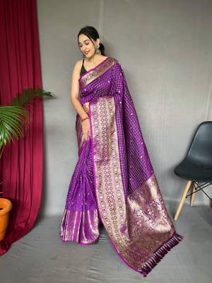 Look Pretty Wearing This Lovely Designer  Saree