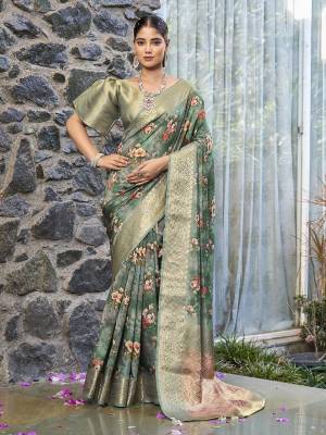 Look Pretty Wearing This Lovely Designer  Saree