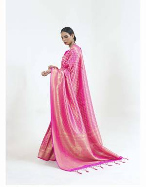 Look Pretty Wearing This Lovely Designer  Saree