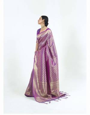 Look Pretty Wearing This Lovely Designer  Saree