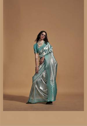 Look Pretty Wearing This Lovely Designer  Saree