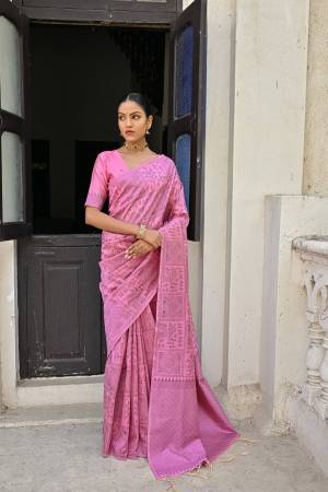 Look Pretty Wearing This Lovely Designer  Saree