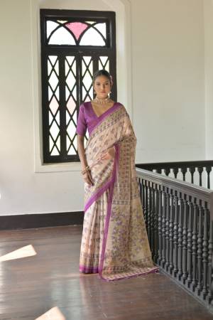 Look Pretty Wearing This Lovely Designer  Saree