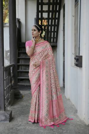 Look Pretty Wearing This Lovely Designer  Saree