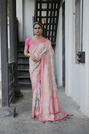 Look Pretty Wearing This Lovely Designer  Saree