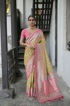 Look Pretty Wearing This Lovely Designer  Saree