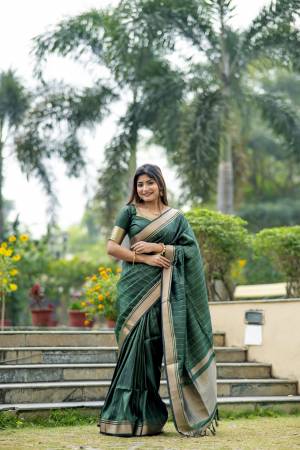 Look Pretty Wearing This Lovely Designer  Saree