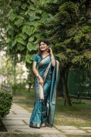 Look Pretty Wearing This Lovely Designer  Saree