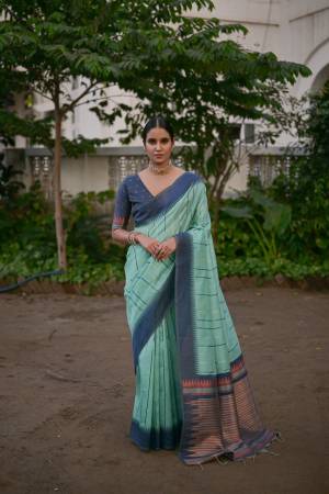 Look Pretty Wearing This Lovely Designer  Saree