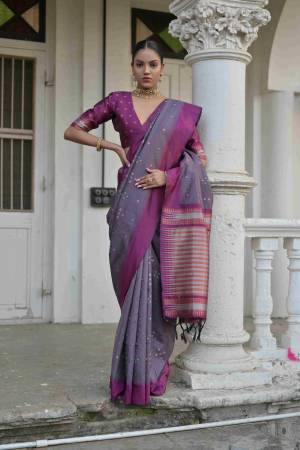 Look Pretty Wearing This Lovely Designer  Saree