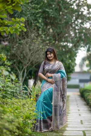 Look Pretty Wearing This Lovely Designer  Saree