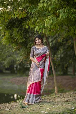 Look Pretty Wearing This Lovely Designer  Saree