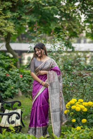 Look Pretty Wearing This Lovely Designer  Saree