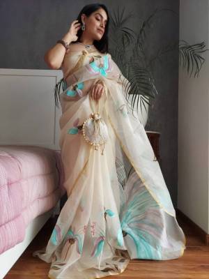 Look Pretty Wearing This Lovely Designer  Saree