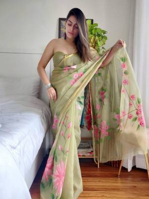 Look Pretty Wearing This Lovely Designer  Saree