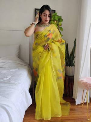 Look Pretty Wearing This Lovely Designer  Saree